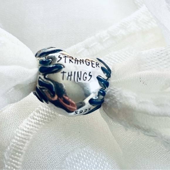💖 NWOT Glow-in-the-Dark Heart Charm – Stranger Things ✨ - Picture 7 of 16